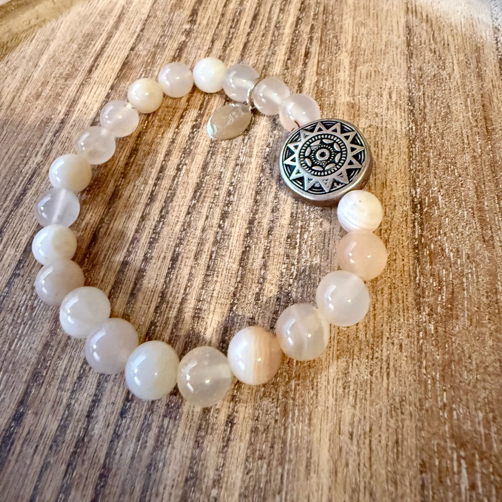 Elegant Cream Beaded Bracelet with Silver Accent